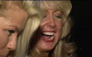 VIDEO - Femmes Libérées : Cougars, Amour, et Arnaques