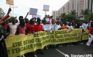 Les jeunes de l'opposition manifestent spontanément à Sandaga contre le projet de Wade