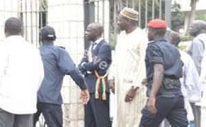 [ PHOTOS-VIDEOS ] Cheikh Bamba s'enchaine avec les grilles de l'Assemblée nationale pour dire non au projet de Wade
