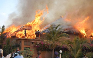 Vidéo- Un violent incendie ravage la maison d'un souteneur de  Macky Sall à Thiès