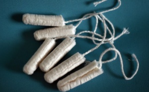 Santé: Toujours des substances indésirables dans les tampons et serviettes
