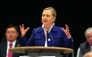 Kadhafi doit quitter le pouvoir plutôt que "menacer", selon Hillary Clinton