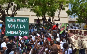 Des milliers de manifestants s'opposent au président Wade