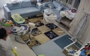 Arrêt sur image - Un bébé sauvé juste avant l'effrondrement du plafond