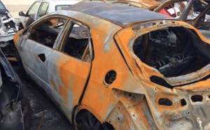 Une voiture prend feu devant le palais