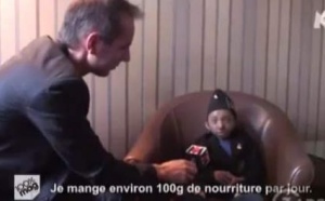 L'homme le plus petit du monde mange 100g par jour (vidéo)