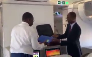 Exclusif : les images du président Macky Sall ce matin, avant son décollage à bord d’un avion régulier d’Air Sénégal