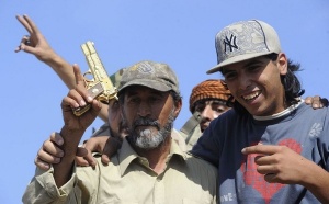 [Photo] Mort Khadafi: son pistolet d’or lors de sa capture