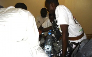 Une photo inédite du milliardaire Cheikh Amar mangeant avec la main dans les champs de Khelcom