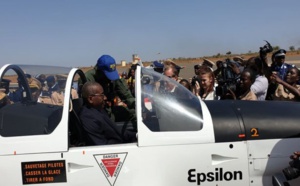 Vidéo / Le Ministre Sidiki Kaba en mode pilote, dans l’aéronef réceptionné par l’Ecole de l’Armée de l’Air de Thiès