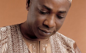 Visite de Youssou Ndour chez le Khalife de la famille Omarienne: Thierno Madani Mountaga Tall inaugure et bénit le siège de Fekke Maci Bolé