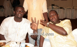 Salam Diallo, musicien autour de la table avec Balla Gaye 2