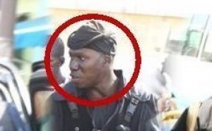 Photo: Un des “ninja” de Wade à visage découvert