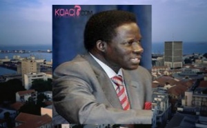 Ibrahima Fall donne un cours magistral à la délégation de Wade.