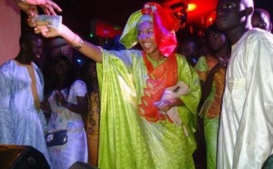 Photo : Adja Diallo offre de l'argent à Salam Diallo, c'était le jour de la tabaski