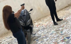 PHOTOS - Pistolet à la main, Juliana MONTEIRO de « Wiri Wiri » menace un homme encagoulé