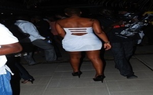 Ndèye Ndack porte des fesses artificielles