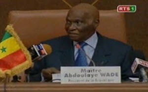 Wade valide sa candidature et raille l'opposition