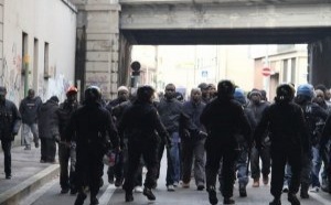 ( Urgent )- Des Sénégalais venus faire un Sit-IN devant l’ambassade d’italie au Sénégal viennent à l’instant d’être interdits de marche et déguerpis