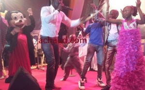 Petit bal: les enfants dansent au rythme de Mbaye Dieye faye.C'était le 25 Décembre au CICES avec Youssou Ndour