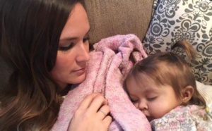 Cette baby-sitter sauve la vie de cette petite fille condamnée à mourir....