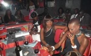 Khady Mbaye dite "Fleur Mbaye", fille d’un grand marabout avec sa cigarette et son vin rouge toute happy