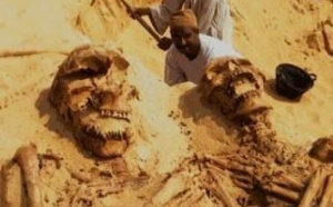 Découverte  d'un cimetière  du peuple des Titans "D'AAD" dans le désert Saoudien