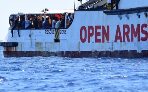 VIDEO - Le navire Open Arms toujours bloqué en mer, des migrants se jettent à l'eau