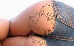 Elle vend ses fesses aux tatoueurs pour payer ses factures
