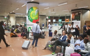PHOTOS - AIBD : Une passerelle fissure un réacteur d’un avion de la Royal Air Maroc, les passagers abandonnés à leur sort