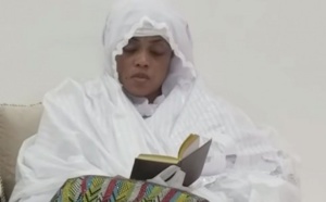 VIDEO- Des talibés de Sokhna Aïda Diallo, épouse du défunt guide des Thiantacones, scandent à tue-tête : « Sunu serigne djiguène la, mo li nexul »