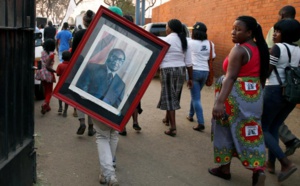 Le cercueil de Mugabe exposé au stade Rufaro pour l'adieu de ses partisans