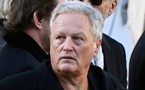 Dix mois de prison ferme requis contre le père de Laeticia Hallyday, jugé pour violences