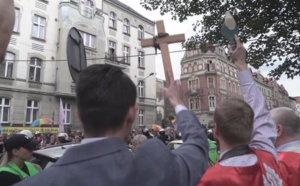 VIDEO - En Pologne, les droits des LGBT divisent la société