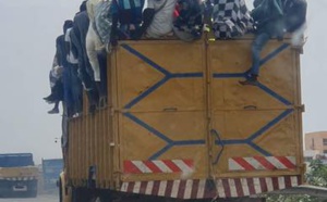 PHOTO - Un camion sans immatriculation et surchargé sur l'autoroute vers Colobane