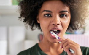 HYGIÈNE: pourquoi se brosser la langue peut être dangereux pour la santé ?