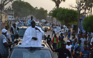 Dernière minute: Idrissa Seck descend de son véhicule, la foule le suit, il marche vers la place de l'Indépendance
