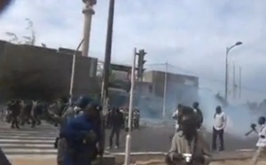 (Vidéo) Regardez comment la police charge les manifestants devant la RTS