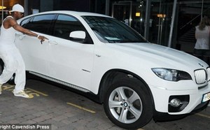 El-Hadji Diouf L'homme aux voitures de luxe: Il a dépensé plus d'un million d'Euro
