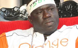 Yékini imite Tyson par son silence