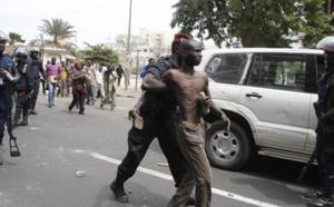 Un manifestant de l'opposition arrêté mercredi 15 février à Dakar, au Sénégal.