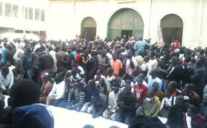 La "Zawiya" El Hadji Malick Sy attaquée: Les fidèles défient les policiers et tiennent leur "Wassifa" sur la voirie