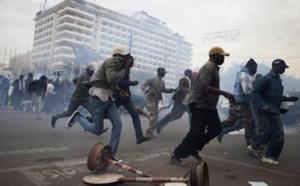 Poursuite des affrontements entre policiers et manifestants sur Lamine Guèye