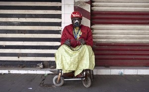 Insolite / Un mendiant porte son masque et prie