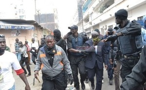 Le commissaire Arona Sy taquine la sécurité d’Idrissa Seck : « Pourquoi êtes-vous encagoulés… ? »