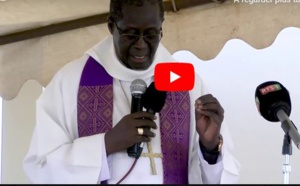 VIDEO - Fête de Toussaint: Cérémonie de bénédiction des tombes au Cimetière par Monseigneur Binjamin Ndiaye
