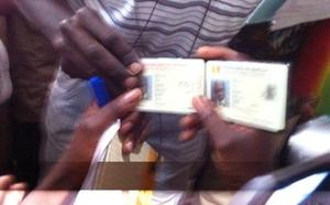 Hué, Wade oublie sa carte d'identité au bureau de vote
