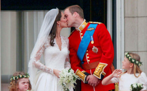 Kate Middleton rencontre ceux qui ont créé sa robe de mariée
