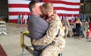 Le baiser gay d’un Marine fait le tour du Web