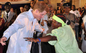 Le Prince Harry s'offre une danse en pleine rue, à Belize
